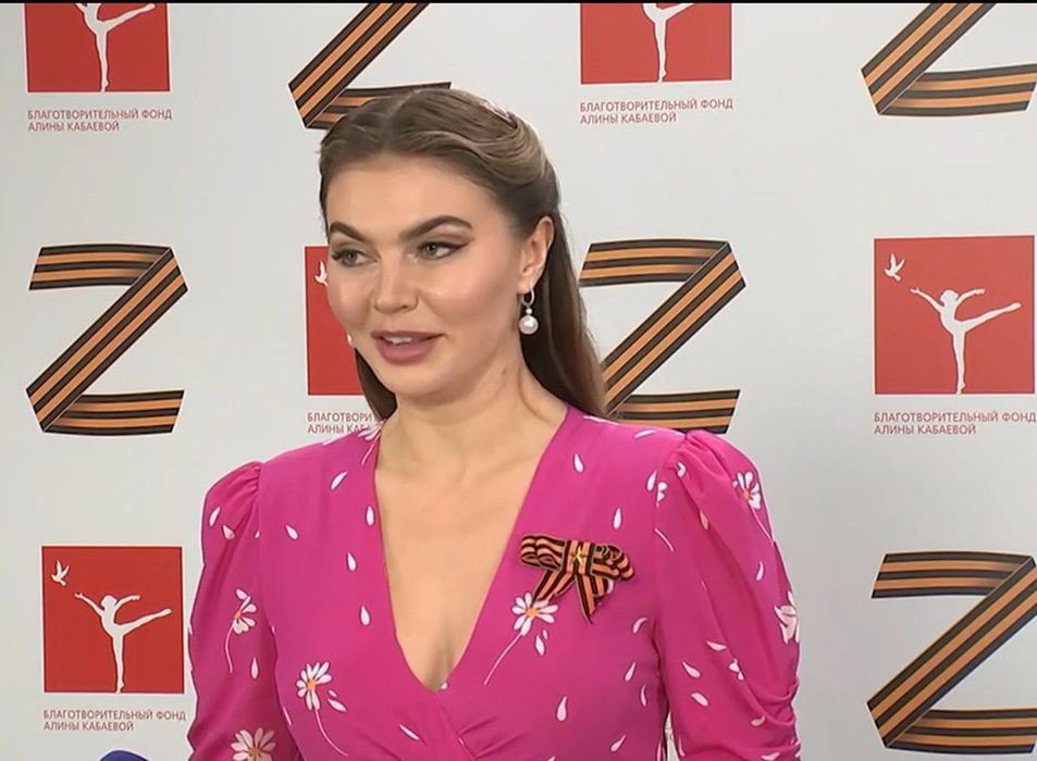 Alina Kabajewa wystąpiła na tle litery &quot;Z&quot;