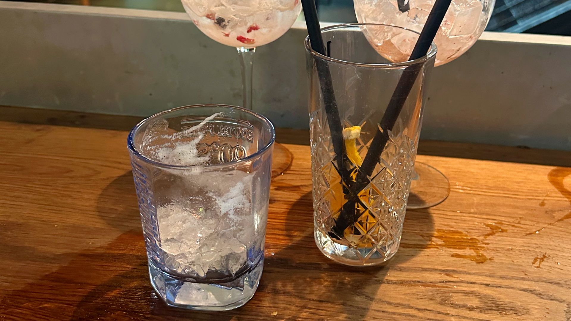 Połączenie alkoholu z energetykiem daje chwilowe pobudzenie, które kończy się przeciążeniem i odwodnieniem.