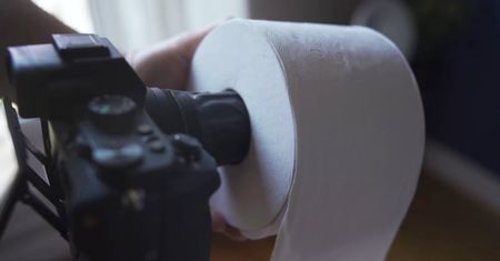 ”Najrzadszy obiektyw podczas pandemii”, czyli papier toaletowy z soczewką