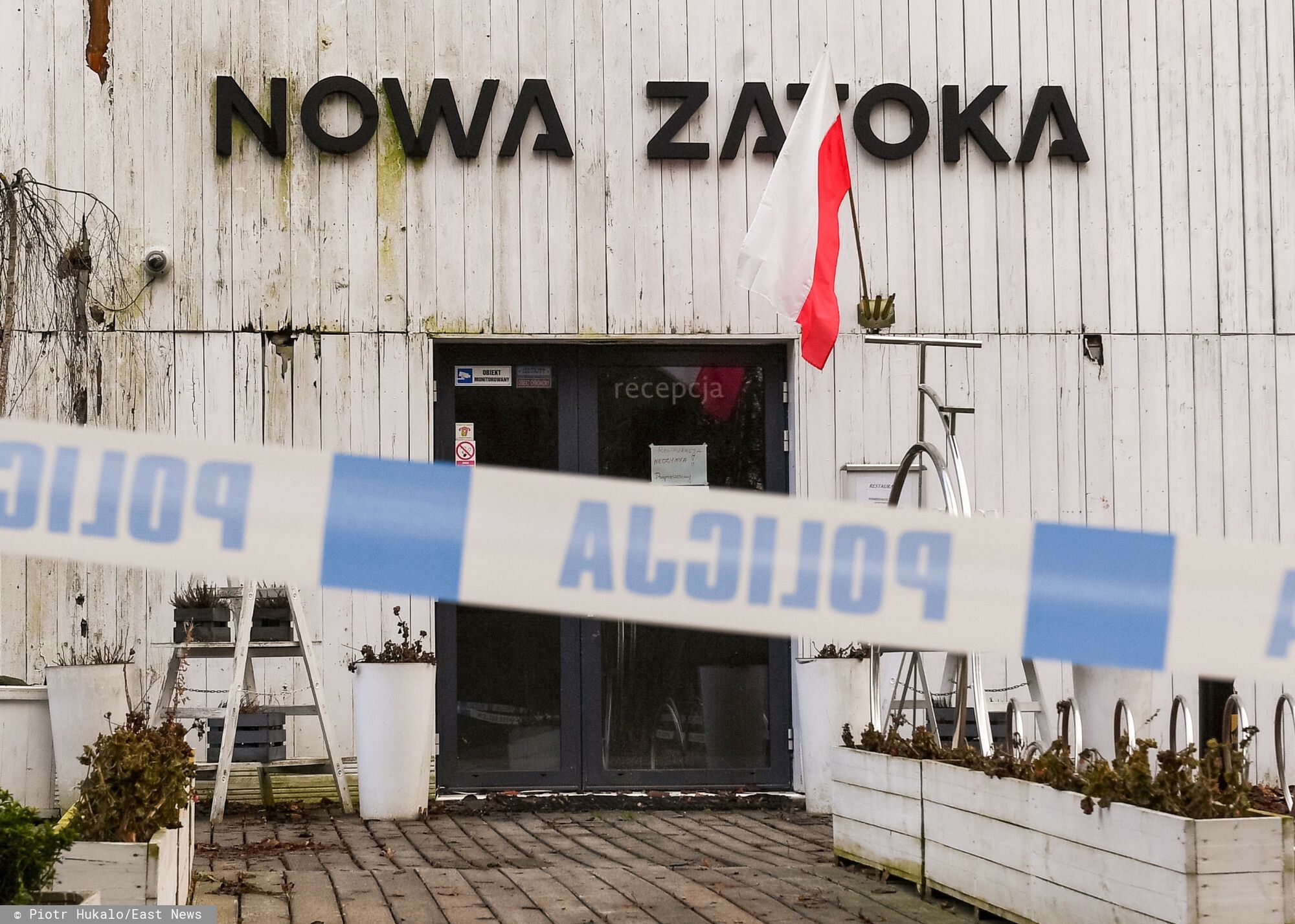 Policjanci przeszukują Nową Zatokę (dawniej Zatokę Sztuki)