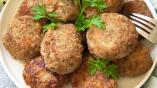 Wystarczy dolać pół szklanki do masy. Mielone wychodzą delikatne, pulchne, ale mają chrupką skórkę