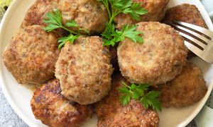 Wystarczy dolać pół szklanki do masy. Mielone wychodzą delikatne, pulchne, ale mają chrupką skórkę