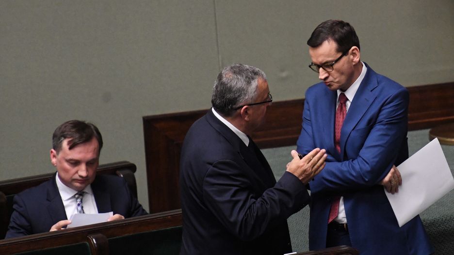 Zbigniew Ziobro, Mateusz Morawiecki,  Andrzej Adamczyk
Piotr Nowak
Andrzej Adamczyk, g�osowa�, Mateusz Morawiecki, obrad, plenarna, polityk polityka, pose�, posiedzenie, posiedze�, pos�anka, pos�owie, sala, sejm, sejmu, Zbigniew Ziobro, pedofilia, kara zaostrzenie kary