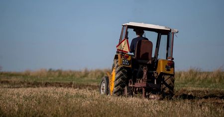 Kombajn za ćwierć miliona, traktor za 100 tysięcy. Polska wieś się bogaci?