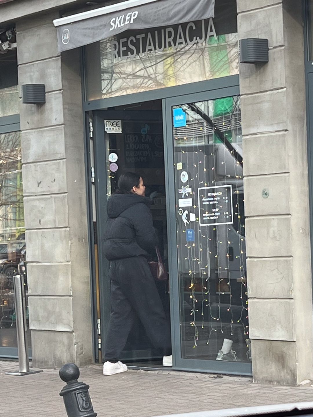 Lexy Chaplin wypluwa gumę na chodnik