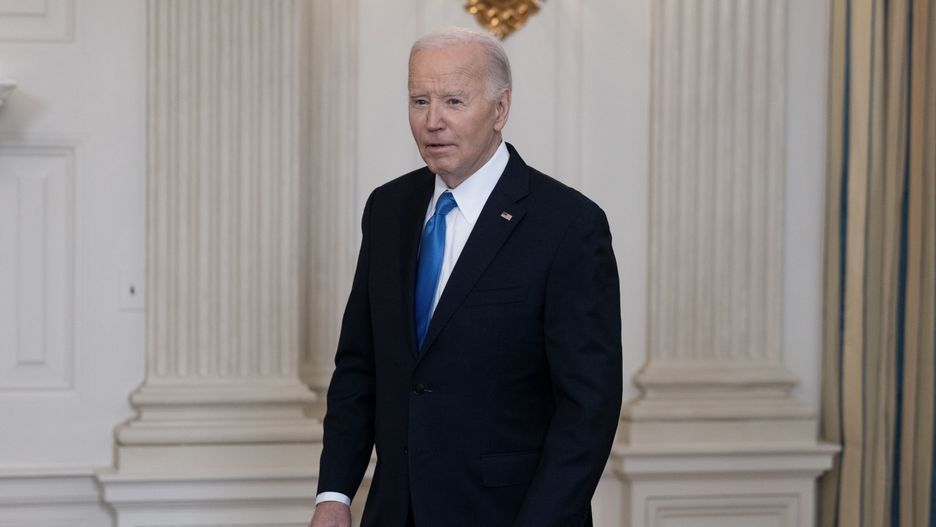US President Biden urges Republican-controlled House to pass 95 billion aid bill
epa11150746 US President Joe Biden arrives to deliver remarks in the State Dining Room of the White House in Washington, DC, USA, 13 February 2024. President Biden urged the US House of Representatives to pass a 95 billion USD bill with aid to Ukraine, Israel and Taiwan. The package passed with bipartisan support in the Senate but is unlikely to pass in the Republican-controlled House due to opposition from hard-right conservatives supporting former US President Donald J. Trump.  EPA/MICHAEL REYNOLDS / POOL 
Dostawca: PAP/EPA.
MICHAEL REYNOLDS / POOL