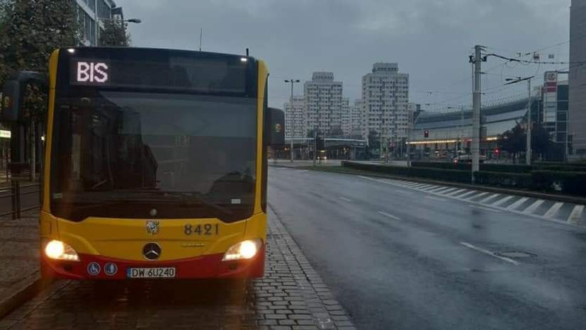 Nowe obostrzenia. MPK Wrocław ostrzega. "Kierowca nie zajmuje się liczeniem pasażerów"