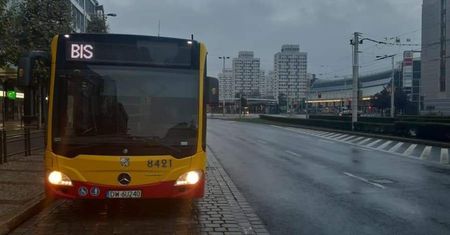 Nowe obostrzenia. MPK Wrocław ostrzega. "Kierowca nie zajmuje się liczeniem pasażerów"
