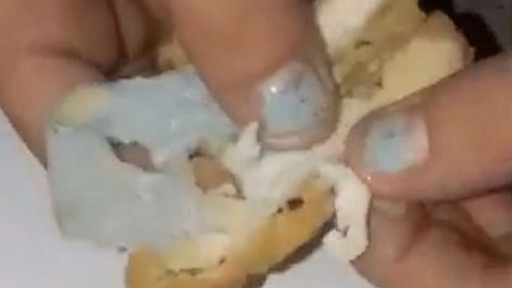 Fragmenty maseczki znalezione w kurczaku z McDonald's