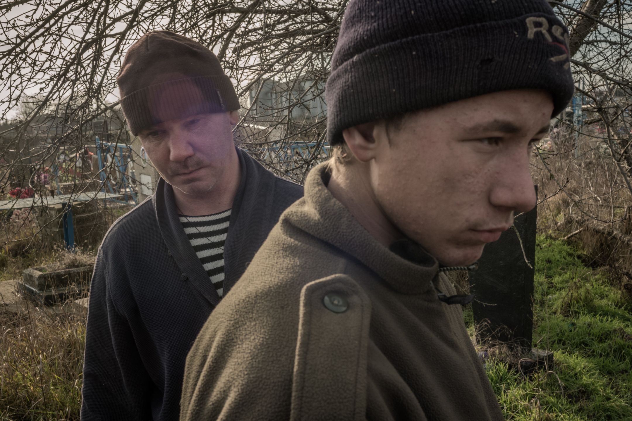 Sasza został pojmany przez Rosjan. Trzymali go ponad dwa tygodnie. Przez wiele dni był przesłuchiwany. "Zrobili sobie ze mnie worek bokserski" - mówi 35-latek. Kiedy go wypuścili, wrócił do swojej wsi i przeczekał w domu całą okupację. Teraz nie ma pracy i myśli o wstąpieniu do ukraińskiej armii