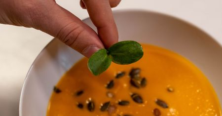 Idealna na jesienne dni. Pikantna zupa dyniowa z kawałkami kurczaka