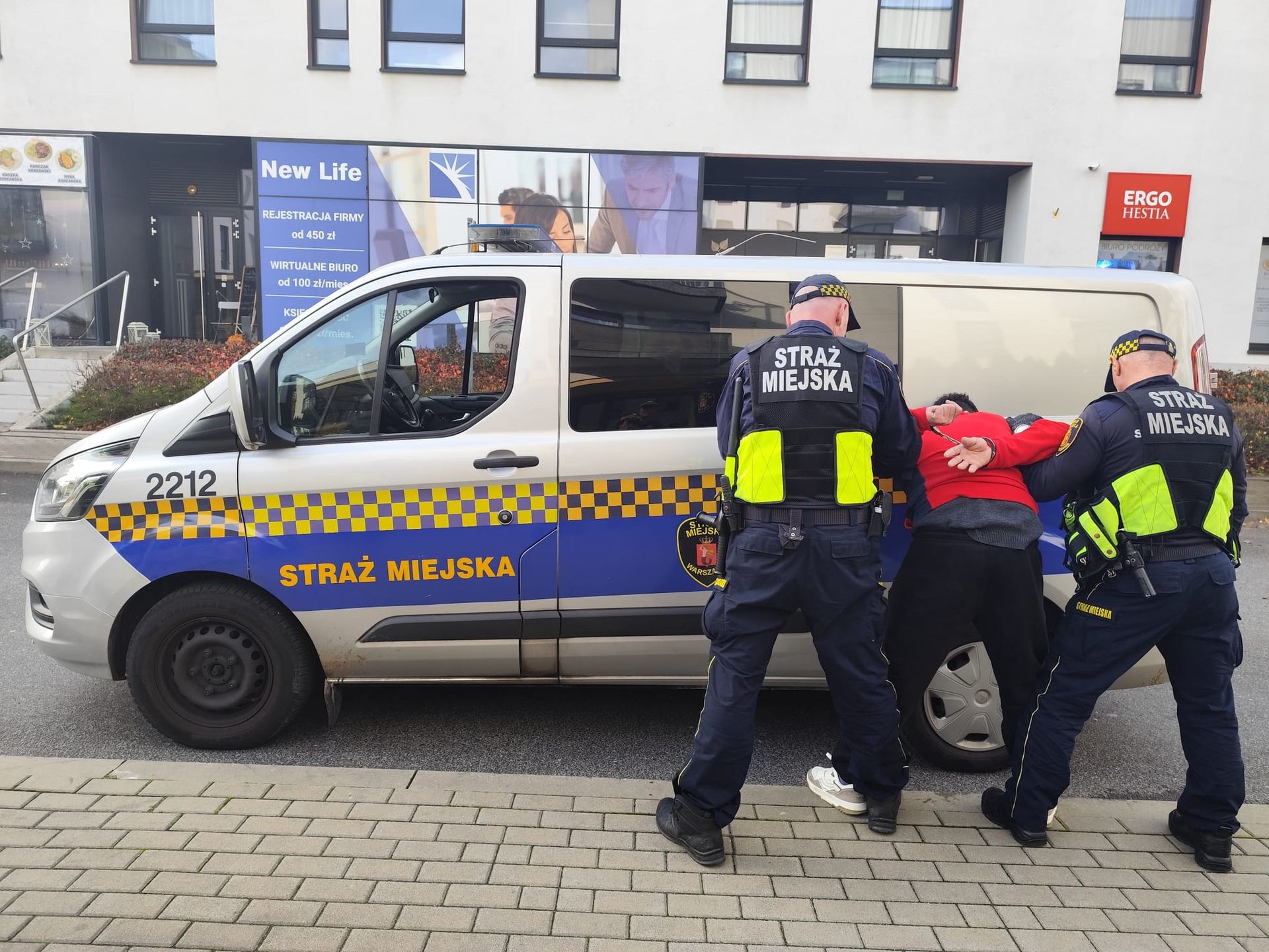 wiadomości,aktualności,WP Wiadomości Groził pobiciem i podpaleniem mieszkania. Zaatakował strażników