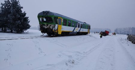 Tragedia na przejeździe kolejowym. 12 osób w szpitalu, kierowca koparki nie żyje!