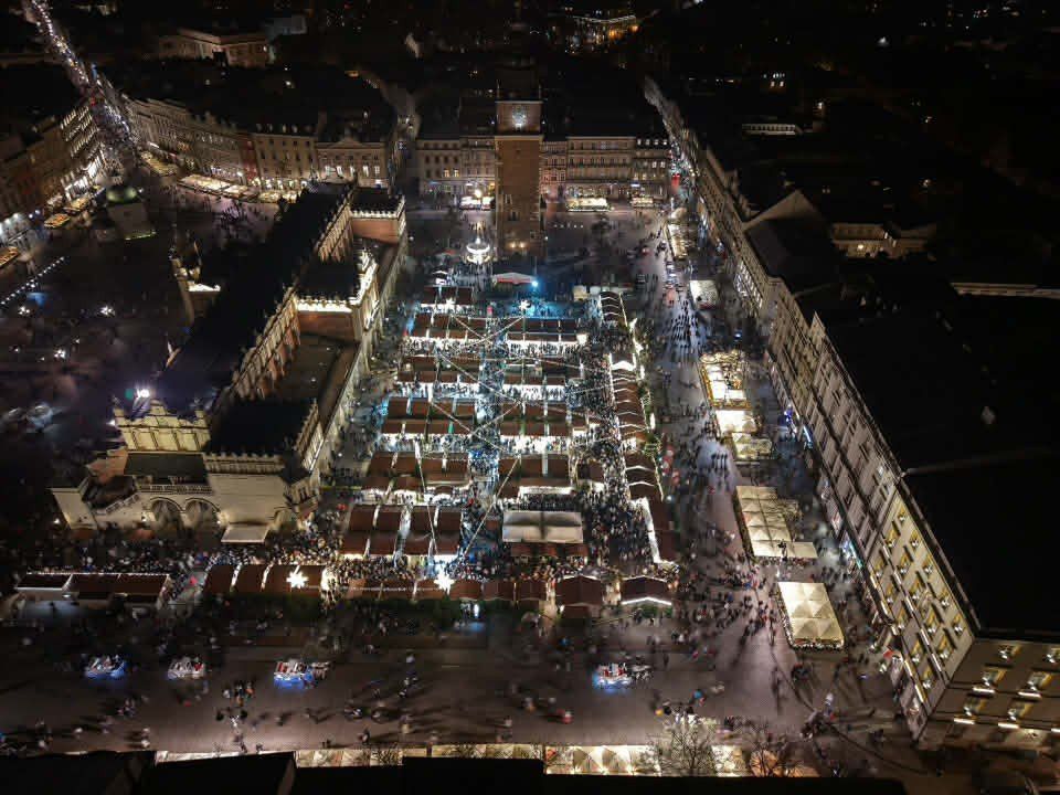 Jarmark Bożonarodzeniowy na Rynku Głównym w Krakowie w nocnej odsłonie