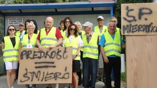 Mieszkańcy Mieronic, w gminie Małogoszcz, ponownie protestowali. Na drogę wyszli z... trumną i hasłem "Prędkość = śmierć"