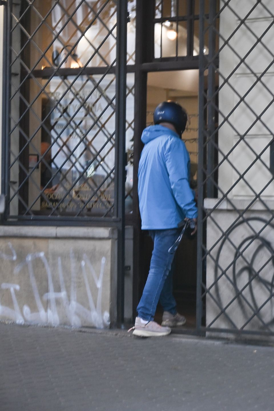 Piotr Gąsowski jedzie skuterem po pasie dla rowerów