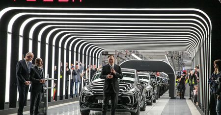 Elon Musk otworzył pierwszą gigafabrykę Tesli w Europie. Po wielu problemach