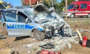 Wypadek radiowozu. Policjanci w szpitalu