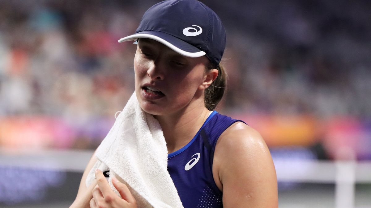 Fort Worth, USA, 07.11.2022. Polka Iga Świątek (na zdj.) w pojedynku półfinałowym z Białorusinką Aryną Sabalenką podczas turnieju tenisowego WTA Finals w Fort Worth, 7 bm. Nasza zawodniczka ostatecznie przegrała cały mecz z Białorusinką 6:2, 2:6, 6:1. (js) PAP/Marcin Cholewiński