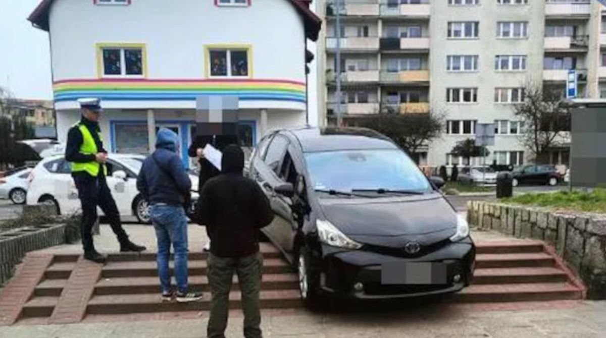 Zaufał nawigacji. Podróż zakończył na schodach w Szczecinie