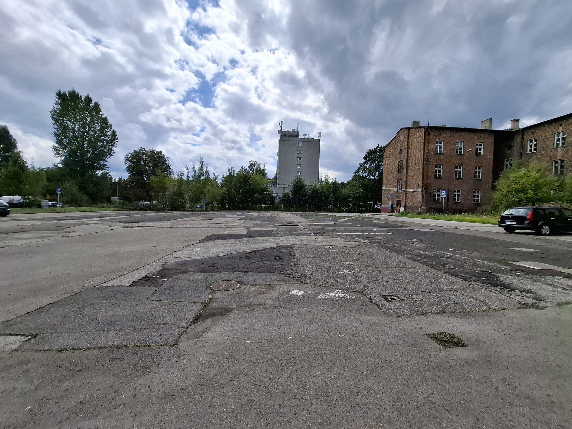 Parking przy dawnym budynku MZD w Częstochowie.