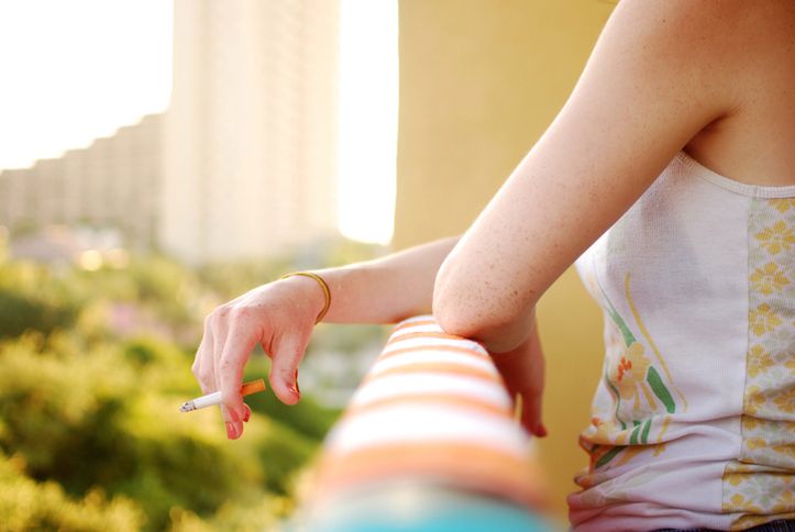 Palenie na balkonie nie jest zabronione, jednak należy się powstrzymywać