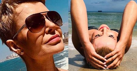 Joanna Racewicz pręży półnagie ciało w morskiej pianie. "Synek robi zdjęcia"