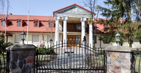 Tak mieszka abp Głódź. Najsłynniejszy polski sołtys ma ogromną rezydencję