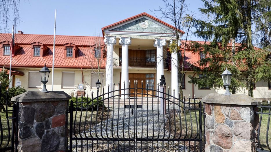 Tak mieszka sołtys Piasków. Ogromna rezydencja abpa Głódzia 