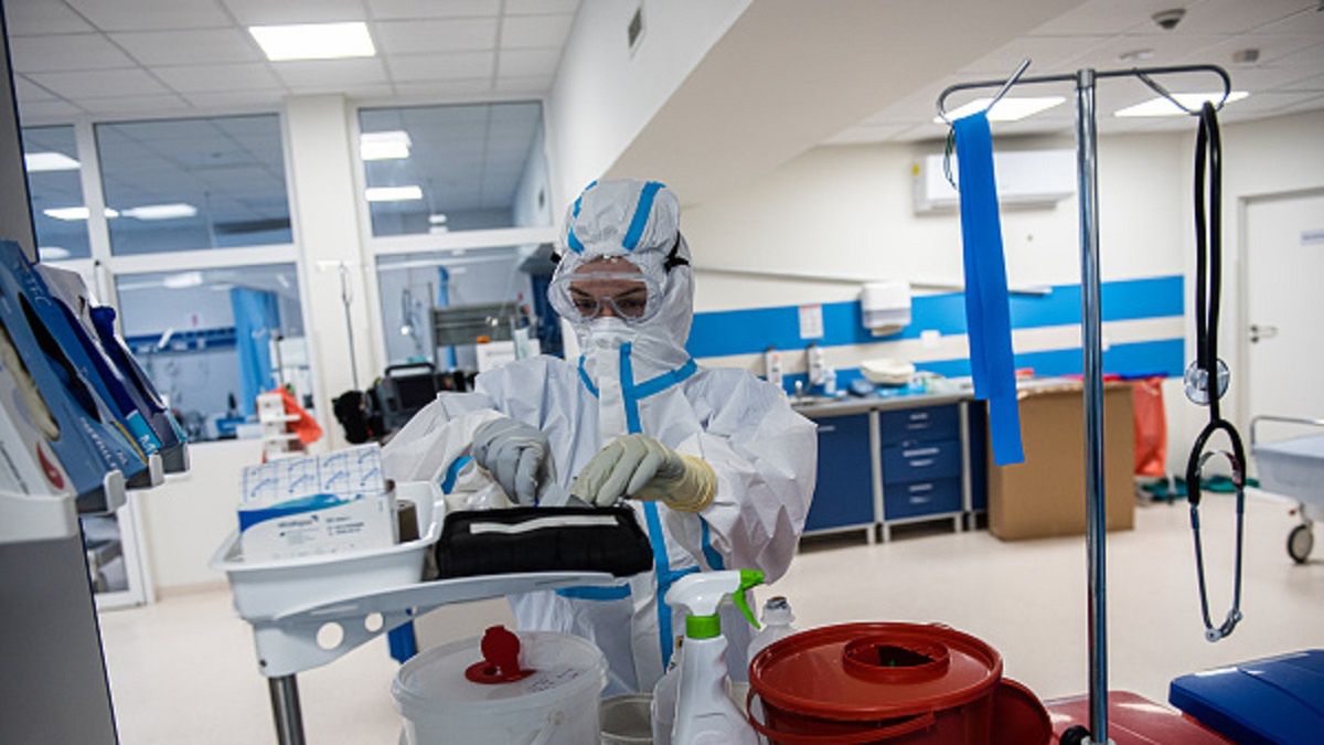 Ponad 100 tys. zakażeń dziennie i 2 mln osób na kwarantannie 