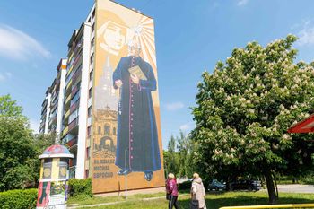 Mural z księdzem Michałem Sopoćką na osiedlu Białostoczek jak nowy