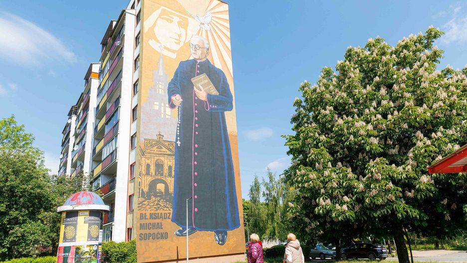 Mural z księdzem Michałem Sopoćką po renowacji