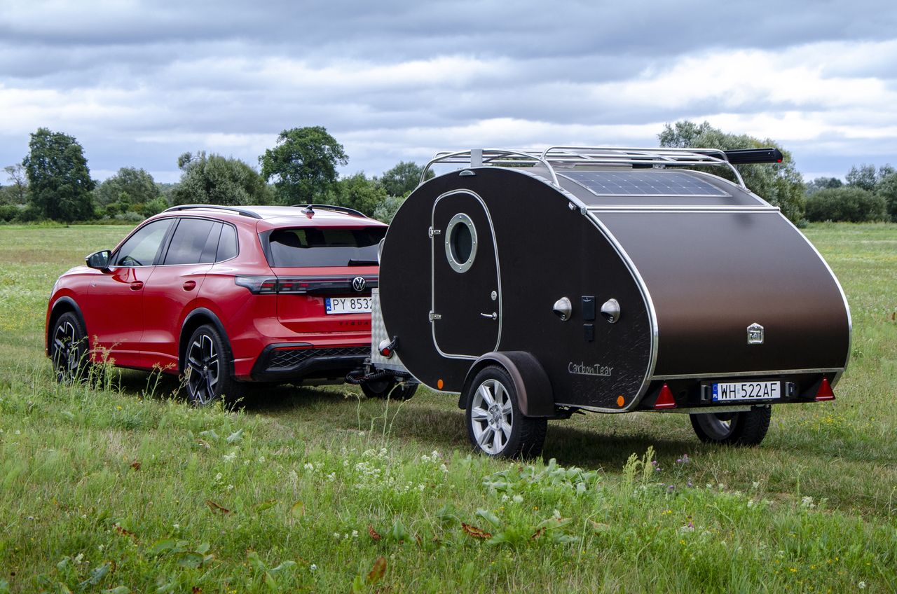 Przez kilka dni miałem okazję podróżować z przyczepą CarbonTear Mk I GR Gravel. Test niebawem na Autokult.pl.