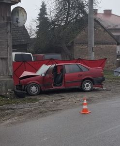 Miał odwieźć wnuka do szkoły. Zasłabł i wjechał w dom