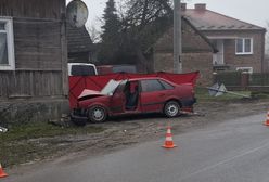 Miał odwieźć wnuka do szkoły. Zasłabł i wjechał w dom