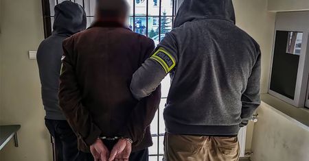 Podlasie. Policja znalazła dziuplę samochodową. Zatrzymanym grozi 10 lat