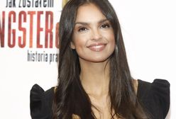 Klaudia El Dursi kusi w złotym bikini. Fani okrzyknęli ją mianem bogini