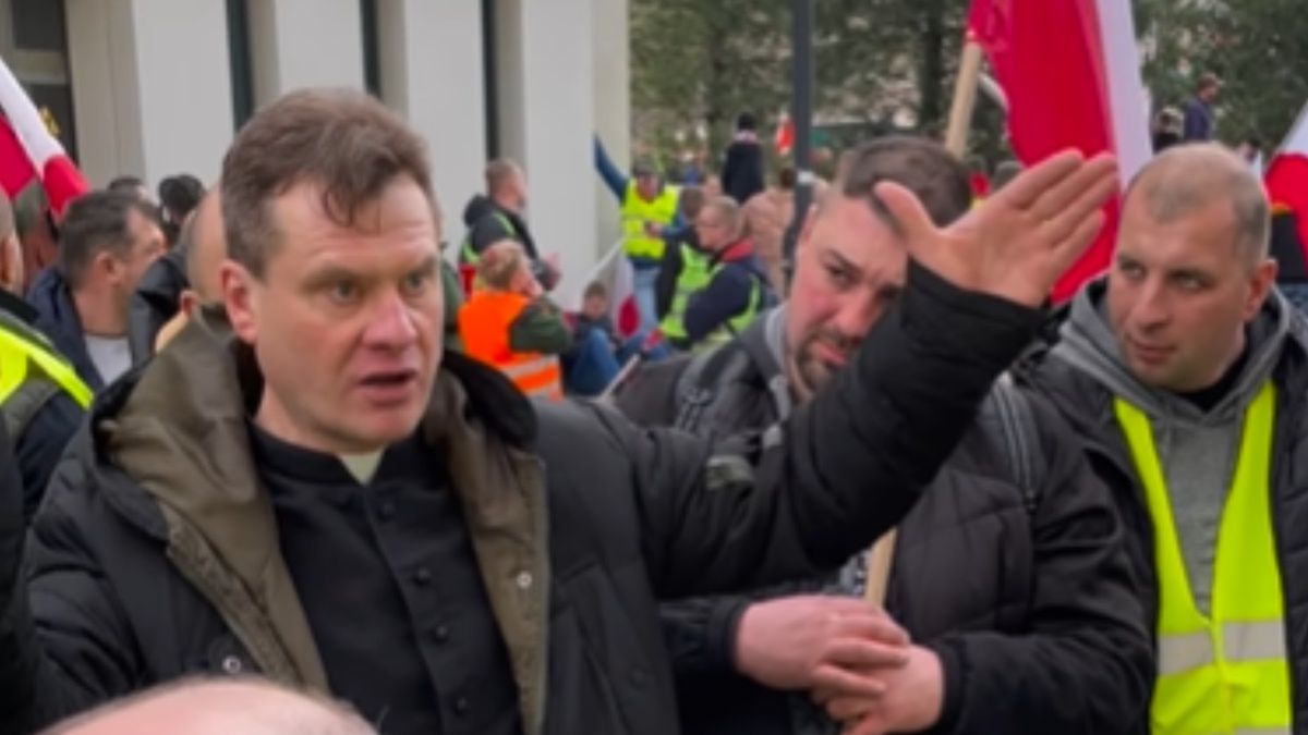 Ks. Radosław Szucki na proteście rolników