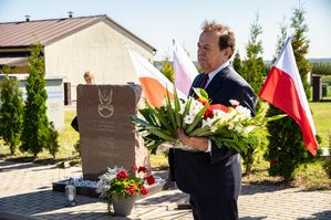 Jeziorki, złożenie wiązanek kwiatów pod obeliskiem P. Konieczki