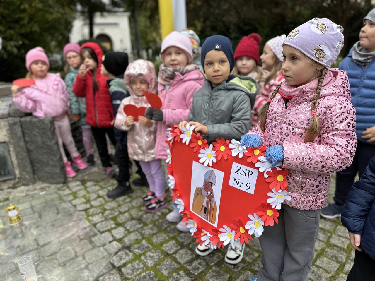 Bełchatów: Dni Papieskie. Serduszka dla papieża od przedszkolaków