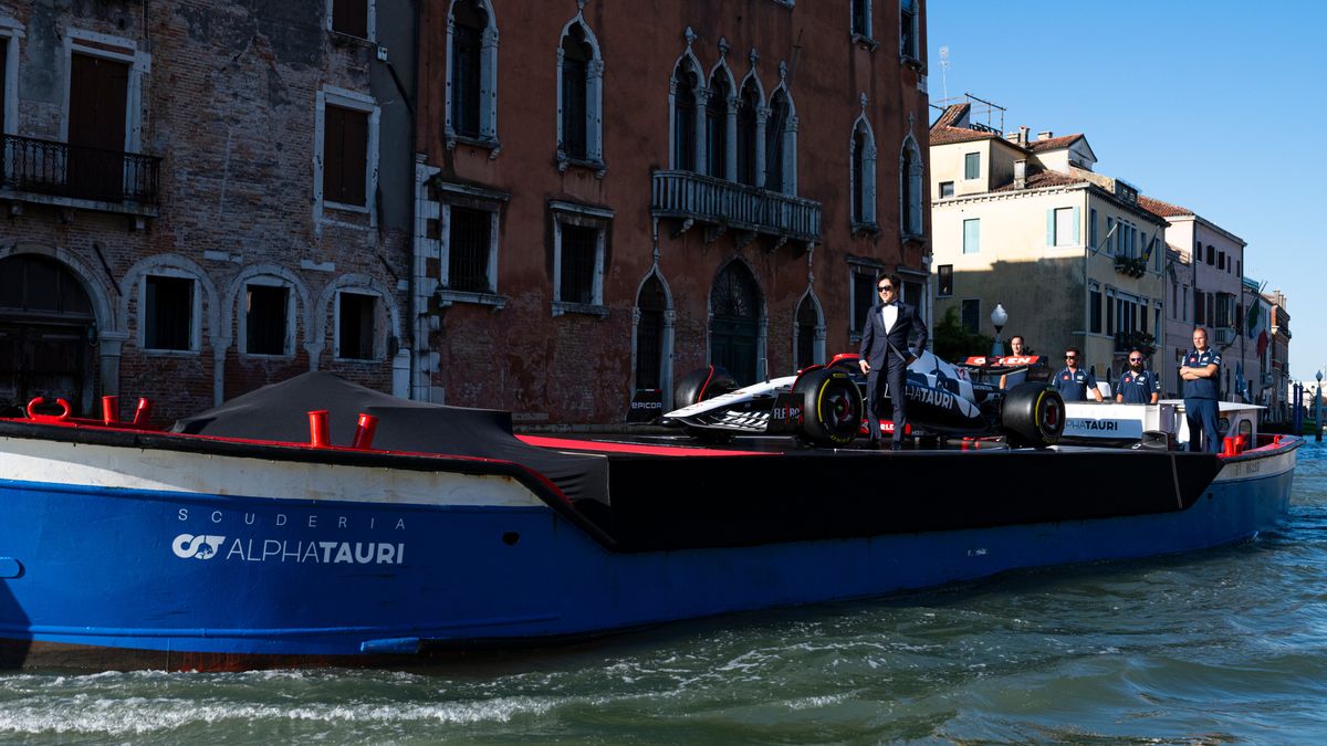 Bolid AlphaTauri na gondoli w Wenecji