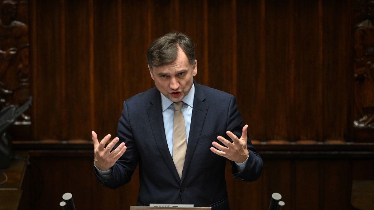 Warszawa, 20.02.2025. Poseł PiS Zbigniew Ziobro na sali plenarnej Sejmu w pierwszym dniu posiedzenia izby w Warszawie, 20 bm. Posłowie rozpatrzą m.in. wniosek o wyrażenie przez Sejm zgody na aresztowanie w celu zapewnienia stawiennictwa na posiedzeniu Sejmowej Komisji Śledczej ds. inwigilacji systemem Pegasus posła Zbigniewa Ziobry. (amb) PAP/Radek Pietruszka