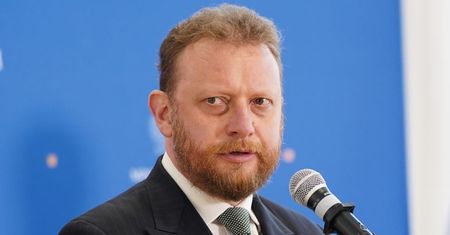 Tak dziś wygląda Łukasz Szumowski. Były minister zdrowia został przyłapany przez paparazzi. Bardzo się zmienił? (FOTO)