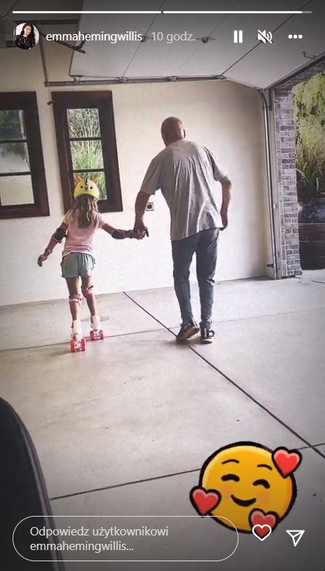 Bruce Willis podtrzymuje córeczkę.