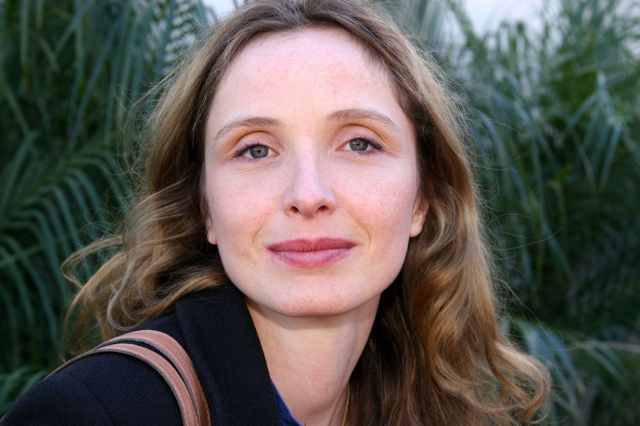 WYWIAD. Julie Delpy po latach zrozumiała, przez co przechodziła jej matka. "Oddałabym życie za życie swojego dziecka"