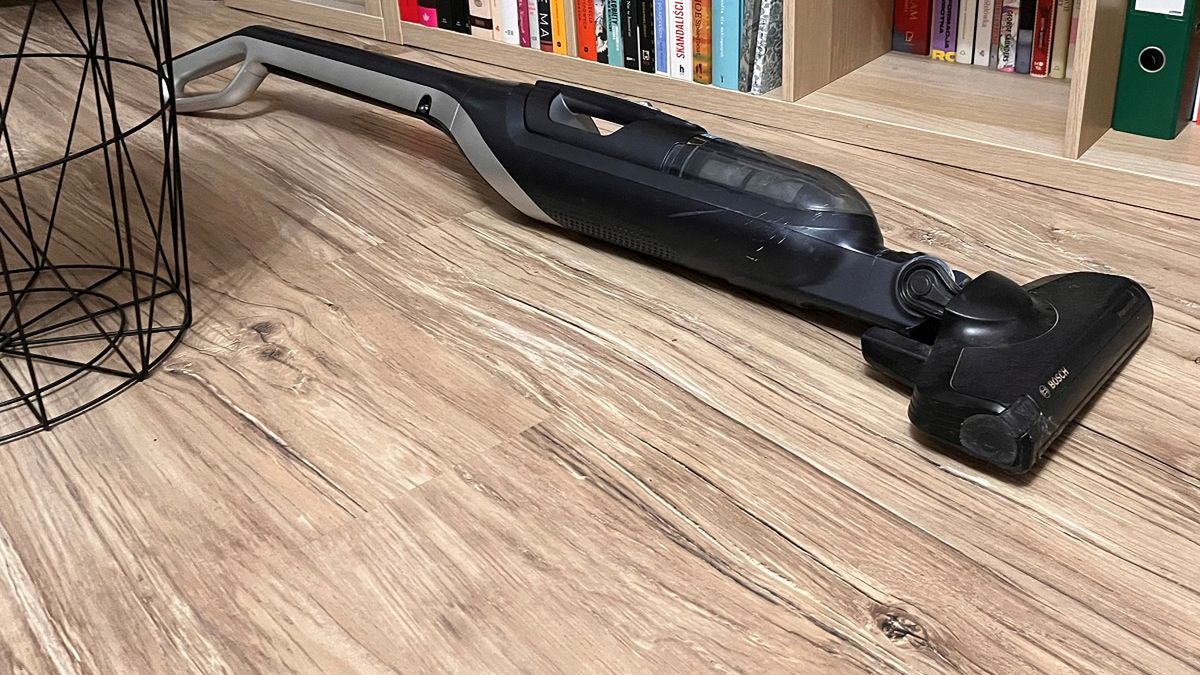 Przed wyjazdem warto wyciągnąć odkurzacz na środek pokoju.