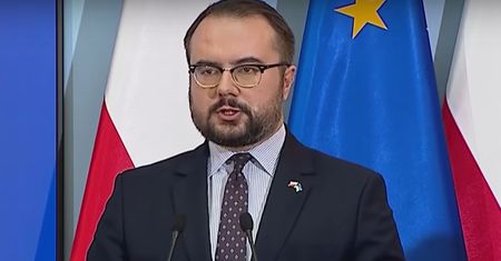 Wiceminister Paweł Jabłoński zignorował pytanie od TVN. "Sprostujcie kłamstwa"