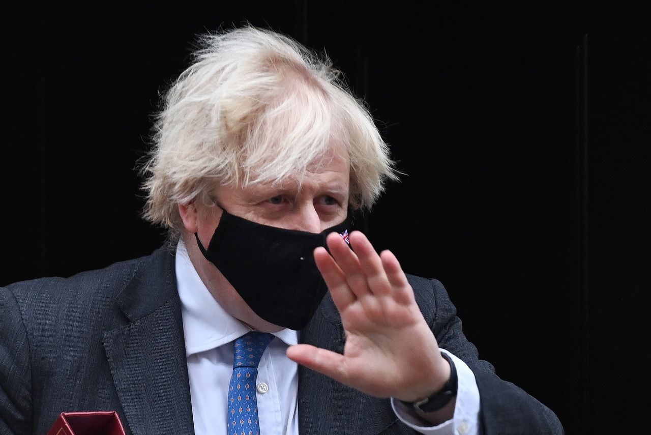 Milion zakażeń w 2 tygodnie. Ale lockdownu nie będzie. "Johnson to chodzący trup"
