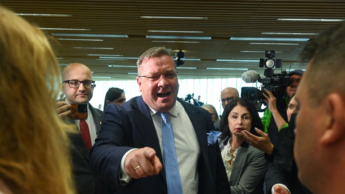 Warszawa, 09.05.2025. Poseł PiS Michał Wójcik (C) na posiedzeniu Komisji Sprawiedliwości i Praw Człowieka w Sejmie w Warszawie, 9 bm. Sejmowa komisja sprawiedliwości i praw człowieka wezwała prezesa IPN Karola Nawrockiego, aby przedstawił informacje nt. okoliczności nabycia mieszkania w Gdańsku, ten jednak nie pojawił się na posiedzeniu. (ad) PAP/Piotr Nowak