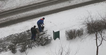Kto odpowiada za odśnieżanie pod blokiem? Upadek na chodniku może kosztować nawet 30 tys. zł